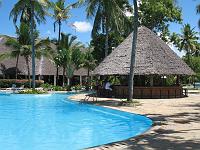  Le bar au bord de la piscine
